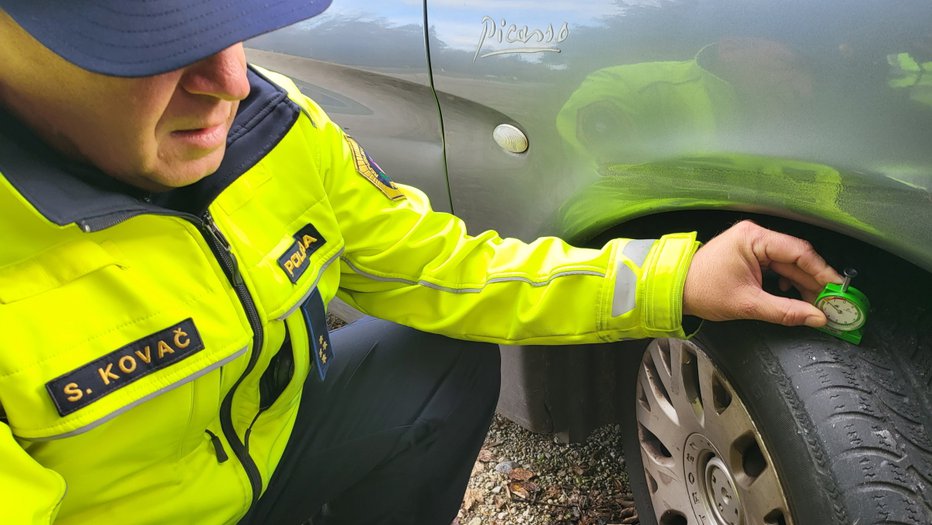 Fotografija: Gorenjski policisti so izvedli poostren nadzor nad spoštovanjem voznikov o opremljenosti vozil z zimsko opremo. FOTO: Pu Kranj