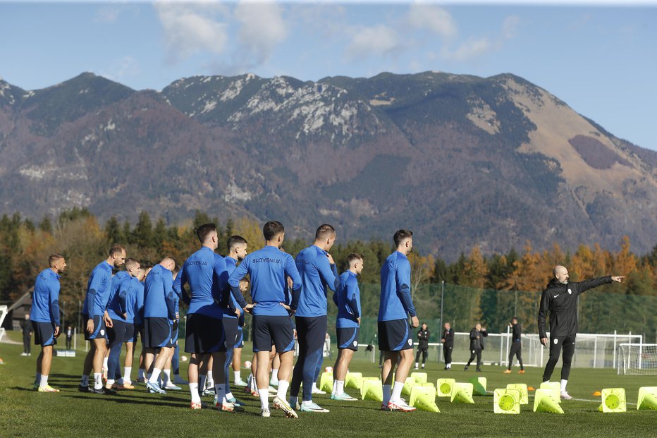 Fotografija: Le še korak in slovenski nogometaši se bodo povzpeli na goro, imenovano euro 2024. FOTO: Leon Vidic