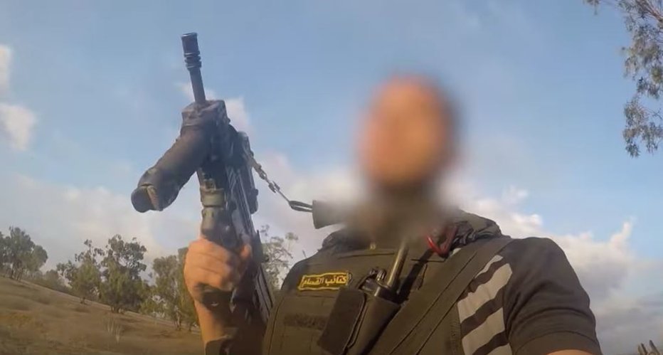 Fotografija: Snemal je selfi poleg vojaka, ki ga je ubil, nato je tudi on padel mrtev. FOTO: Zaslonski Posnetek Youtube