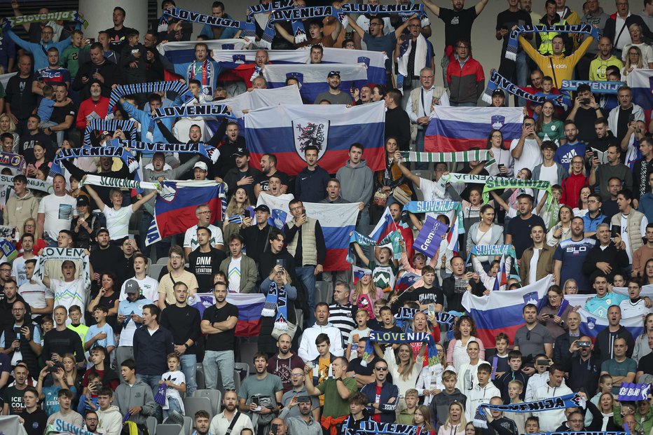 Fotografija: Slovenski navijači vse bolj številno spremljajo nogometno reprezentanco tudi na tujem. FOTO: Jože Suhadolnik