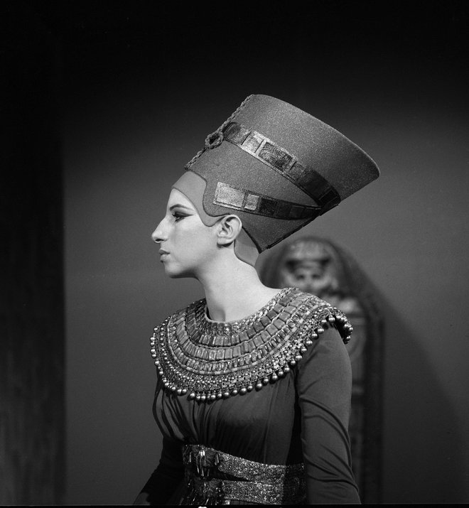 »Sem babilonska kraljica ali pes pasme baset? Najbrž oboje, odvisno od zornega kota,« zapiše. FOTO: Profimedia