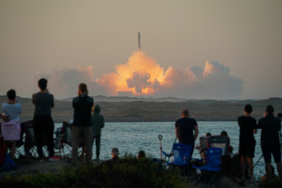 Fotografija: Pogled od daleč na vzlet rakete je bil vznemirljiv. FOTO: Go Nakamura Reuters