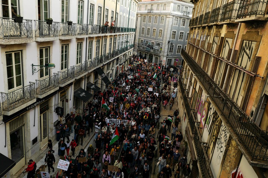 Fotografija: Pred dvema dnevoma so protestirali tudi v Lizboni. FOTO: Pedro Nunes Reuters