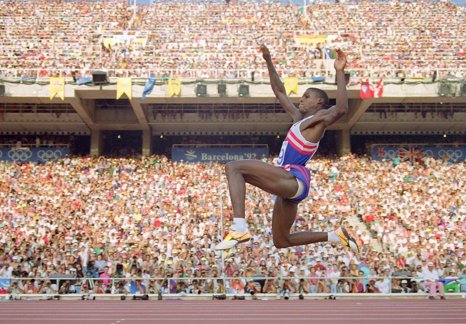 Fotografija: Carl Lewis je 30. avgusta 1991 skočil 8,87 m daleč in osvojil srebrno kolajno na svetovnem prvenstvu v Tokiu. FOTO: Reuters