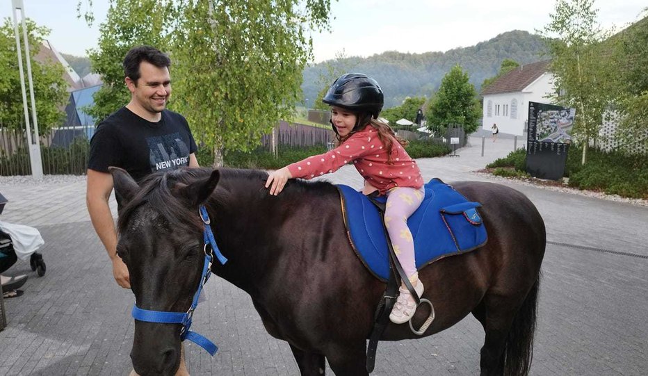 Fotografija: Karolina redno obiskuje številne terapije, med drugim tudi terapijo s konji – hipoterapijo, ki jo ima zelo rada. FOTO: Osebni arhiv