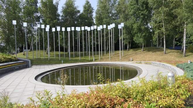 Ena od lokalnih mestnih znamenitosti, spominski vrt za žrtve bombardiranja, ni med osumljenci. FOTO: Ballygally View Images, Getty Images