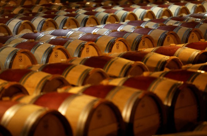 Francozi pa imajo dejansko preveč vina in uničujejo zaloge. FOTO: Stephane Mahe/Reuters