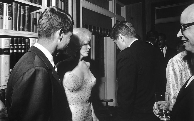 JFK z Marylin Monroe na razvpiti rojstnodnevni zabavi, na kateri mu je senzualno zapela Vse najboljše, gospod predsednik. FOTO: Cecil W. Stoughton/Wikimedia Commons – javna domena