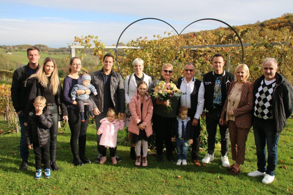Fotografija: Okroglo obletnico poroke sta proslavila z družino in prijatelji. FOTO: Ludvik Kramberger