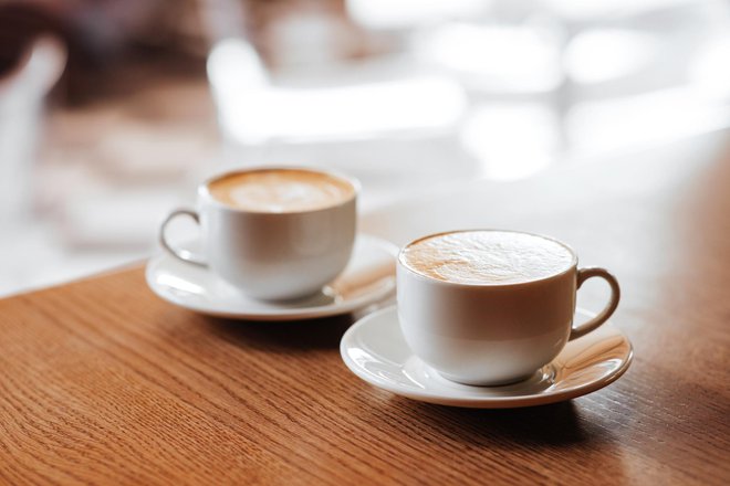 Tri do štiri skodelice kave dnevno imajo več pozitivnih učinkov na zdravje. FOTO: Margaryta Basarab/gettyimages