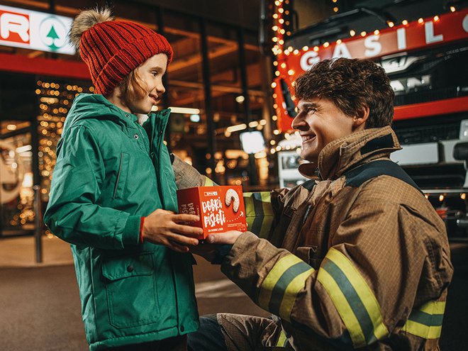 Z nakupom Dobrih piškotov za dobre ljudi pomagate prostovoljnim gasilcem. FOTO: Spar