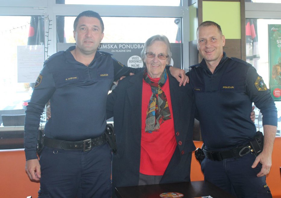 Fotografija: Policista junaka Miran Gašparić in Robert Marin ter gospa, ki se je znašla v stiski. FOTO: Pu Murska Sobota