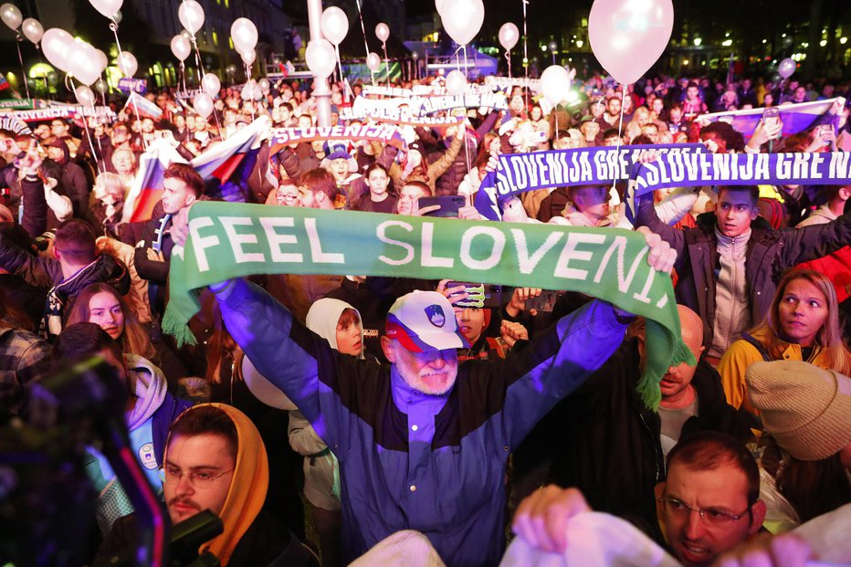 Fotografija: Bučen sprejem slovenske nogometne reprezentance na Kongresnen trgu po uvrstitvi na evropsko prvenstvo. FOTO: Leon Vidic, Delo