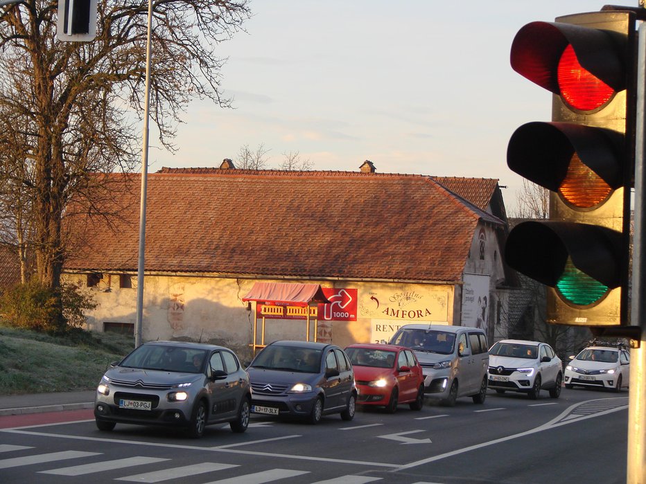Fotografija: Nov semafor na Brezovici še upočasnjuje pot proti prestolnici ter iz nje. FOTO: Tomica Šuljić
