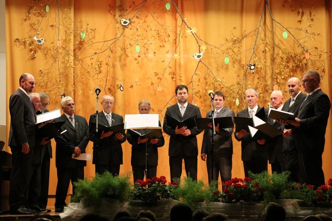 Moški pevski zbor Triglav Duplje vodi Dejan Herakovič.