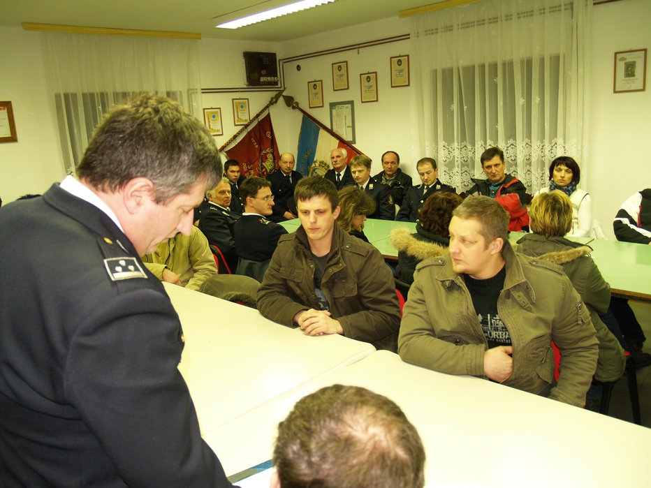 Fotografija: Poveljnik Jože (levo) ob prebiranju poveljniškega poročila