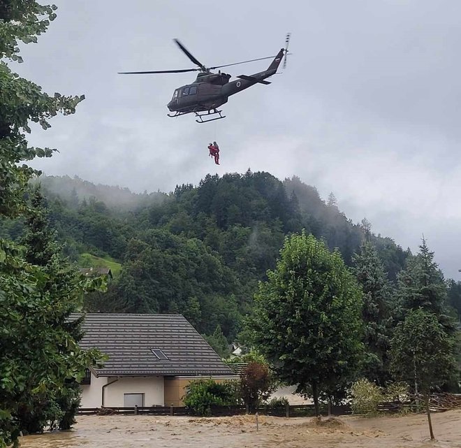 Malega Oskarja so rešili s pomočjo helikopterja (simbolična fotografija). FOTO: GRSZ