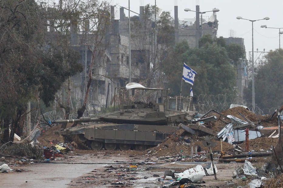 Fotografija: Zaradi napetosti med Izraelom in Hamasom je zaskrbljen ves svet. FOTO: Ibraheem Abu Mustafa Reuters