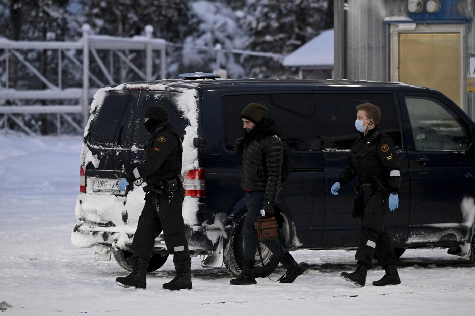 Fotografija: Finska mejna straža spremlja migrante. FOTO: Lehtikuva Via Reuters