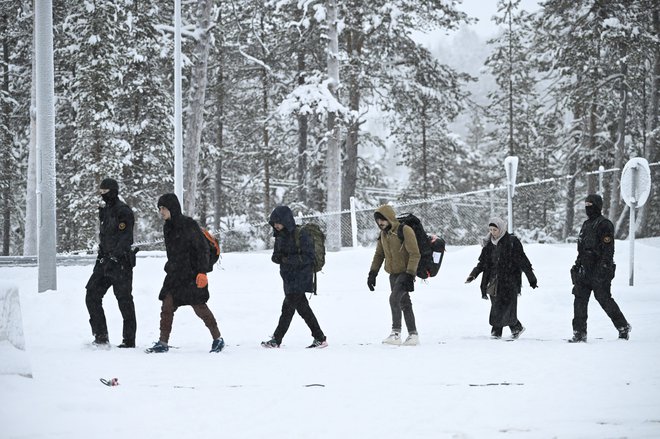 Finska mejna straža spremlja migrante FOTO: Lehtikuva Via Reuters