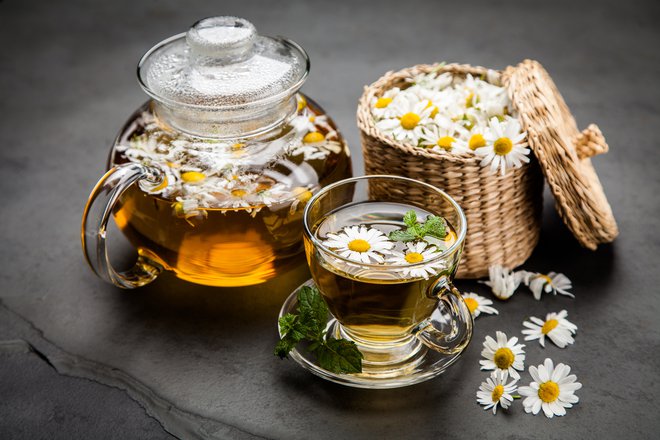 Kamilični čaj pomirja prebavila. FOTO: George Dolgikh/Shutterstock