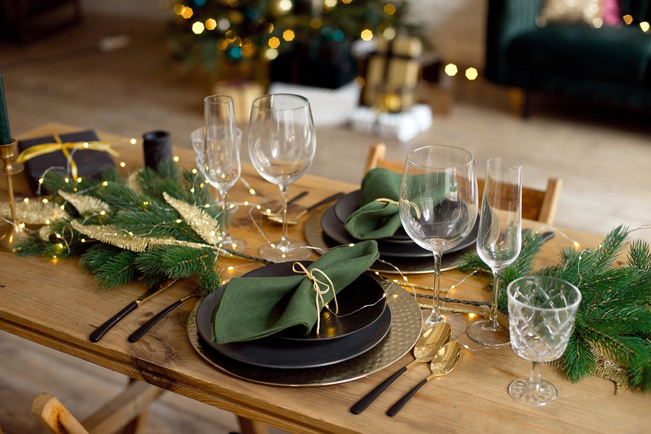 Fotografija: Na mizi ne sme manjkati praznično zelenje, kot so jelka, smreka in bor, bodika in drugo zimzeleno zelenje, ki je lahko obenem aromatično. FOTO: Viktoriia Bielik/Getty Images