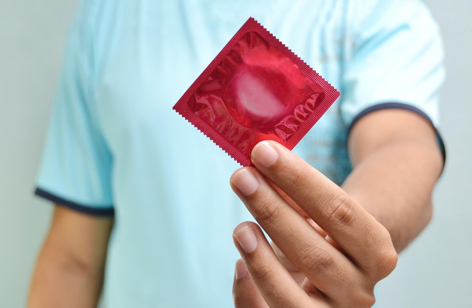 Fotografija: Uporaba kondoma je pomemben ukrep pri preprečevanju širjenja spolno prenosljivih okužb. FOTO: Jfanchin, Getty Images