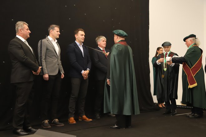 Les stagiaires ont été cérémonieusement acceptés comme membres de l'Ordre slovène des Chevaliers du Vin.