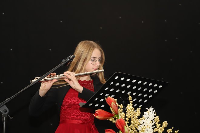 Klara Malnar, élève de 9e année de l'école primaire de Brusnica, jouait de la flûte traversière.