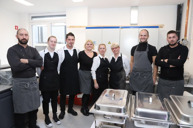 Après la cérémonie, un déjeuner a été organisé au bar Kaval à Veliki Brusnice.