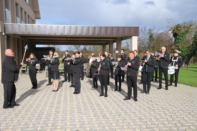 L'orchestre à vent de Kostanjevica na Krka a joué.