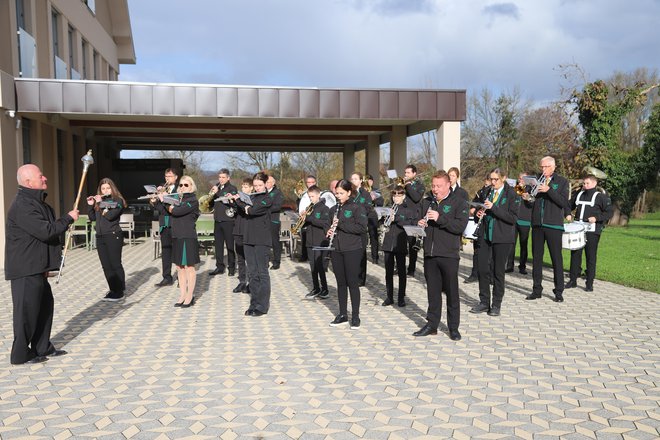 Zaigral je Pihalni orkester Kostanjevica na Krki.