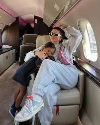 Kylie Jenner s hčerko na svojem letalu FOTO: Instagram