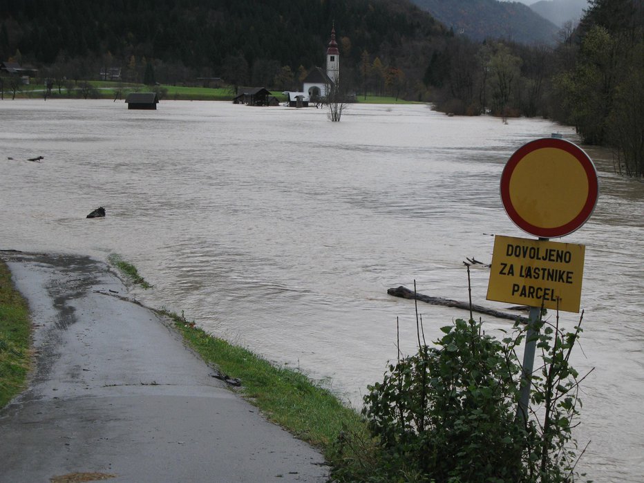 Fotografija: Narasle so reke, nekaj težav povzroča tudi veter. FOTO: Janez Markeš 