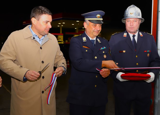 Trak so slovesno prerezali velenjski župan, predsednik gasilskega društva in poveljnik poklicne enote. FOTO: Jože Miklavc 