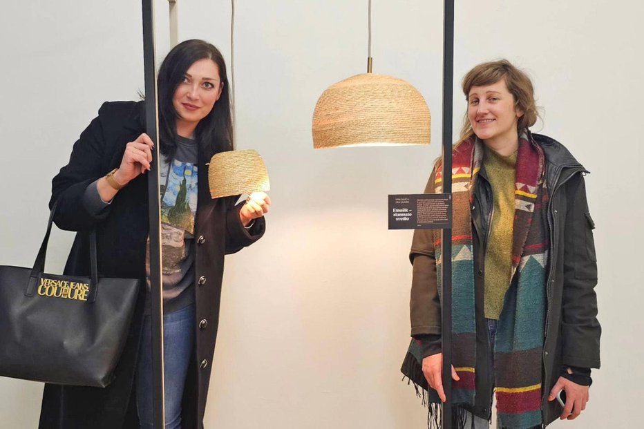 Fotografija: Ana Cajhen (levo) in Nina Savič sta ustvarili slamnato svetilo. FOTO: Osebni arhiv