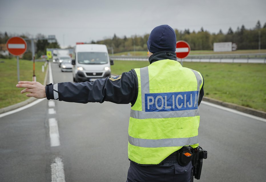 Fotografija: Policisti so tako albanskemu kot belgijskemu vozniku odvzeli prostost, postopki s tujci pa še potekajo. FOTO: Jože Suhadolnik