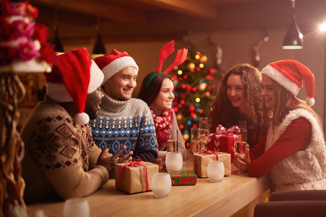 Zvezde tematskih zabav so velikokrat božični puloverji, ki so pleteni iz volne in okrašeni z božičnimi vzorci. FOTO: Depositphotos 