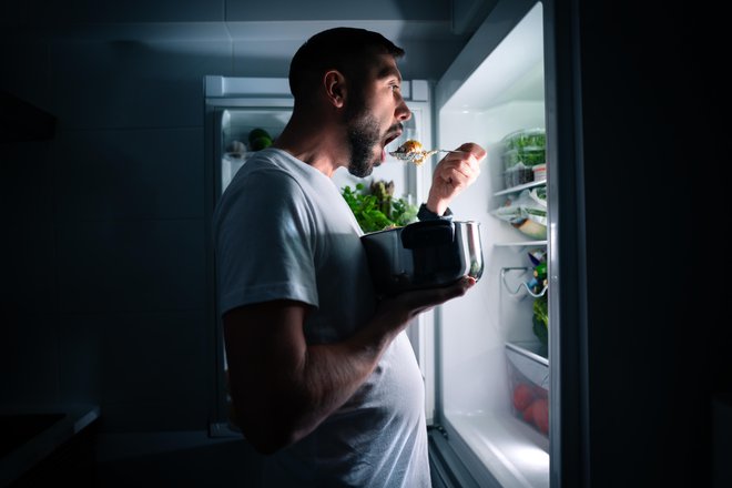 Nočni obiski hladilnika namesto nočnega počitka? FOTO: Daria Kulkova/Getty Images
