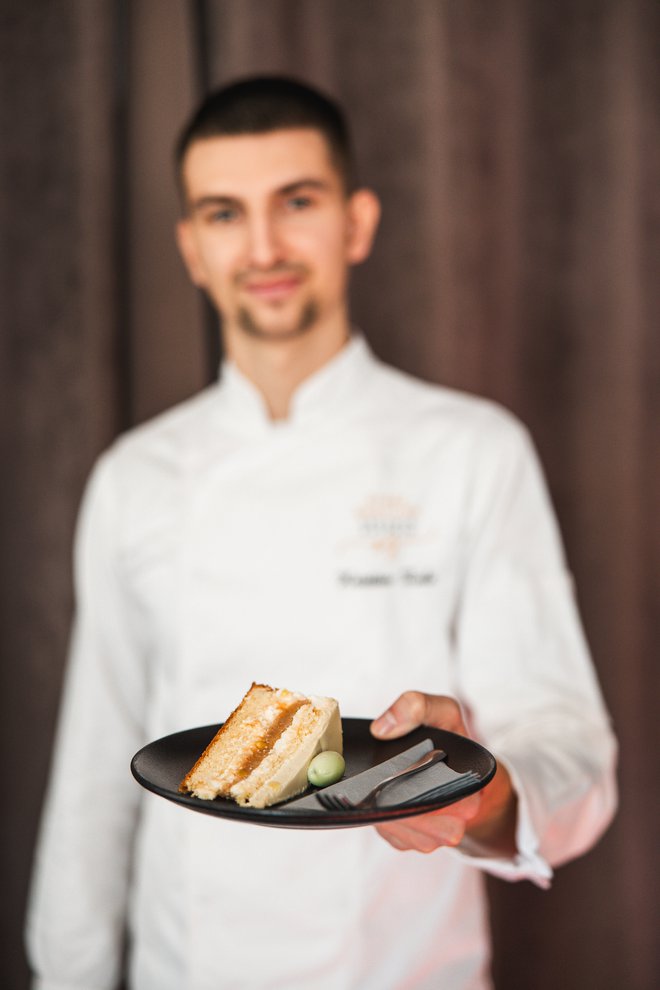 Tortica je izdelana po recepturi najmlajšega slovenskega chefa z Michelinovim priznanjem Kristiana Zuleta iz Stare gostilne Piran. FOTO: Jakob Bužan