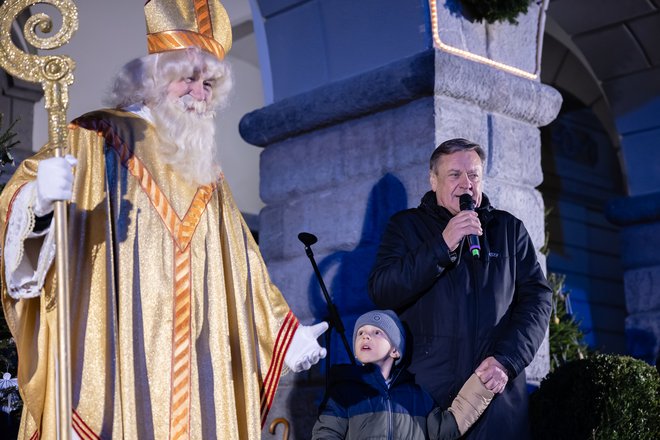 Župan Ljubljane Zoran Janković je nagovoril množico.,