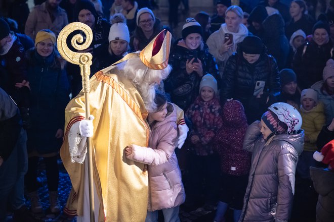 V novejšem času je začel Miklavža kot obdarovalca izpodrivati Božiček. FOTO: Črt Piksi