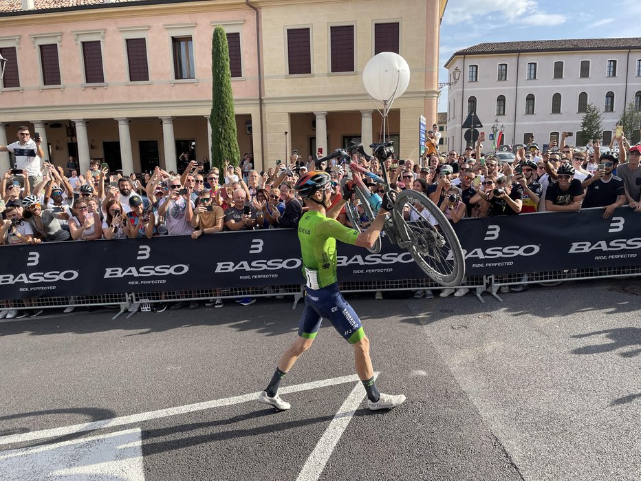 Fotografija: Matej Mohorič se je v kraju Pieve di Soligo veselil naslova svetovnega prvaka na makadamu. FOTO: Miroslav Cvjetičanin