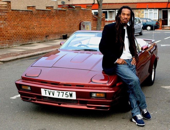 Benjamin Zephaniah, Rasta pesnik s svojim športnim avtomobilom TR7. FOTO: Stuart Clarke, news Syndication, Pixell