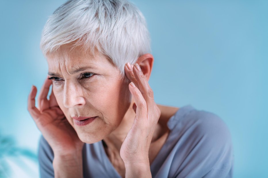 Fotografija: Tinitus je skupek različnih simptomov, kot so šumenje, piskanje, prasketanje, pokanje, ropotanje, žvižganje, brenčanje, in drugih zvokov v enem ušesu ali obeh. FOTO: Microgen/Getty Images