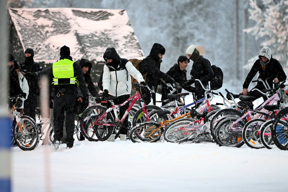Fotografija: Migranti so prihajali tudi s kolesi, ki so jih dobili od ruskih oblasti. FOTO: Lehtikuva, Reuters