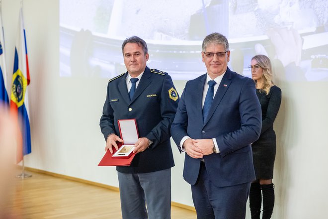 Minister Boštjan Poklukar je z medaljo in plaketo nagradil tudi policista Franca Marolta. 