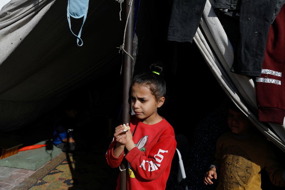 Fotografija: Otroci se morajo soočiti z lakoto. FOTO: Saleh Salem Reuters