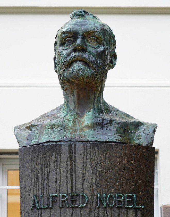 Kip Alfreda Nobela pred norveškim inštitutom, kjer vsako leto oznanijo nagrajence. FOTO: Tom Little Reuters