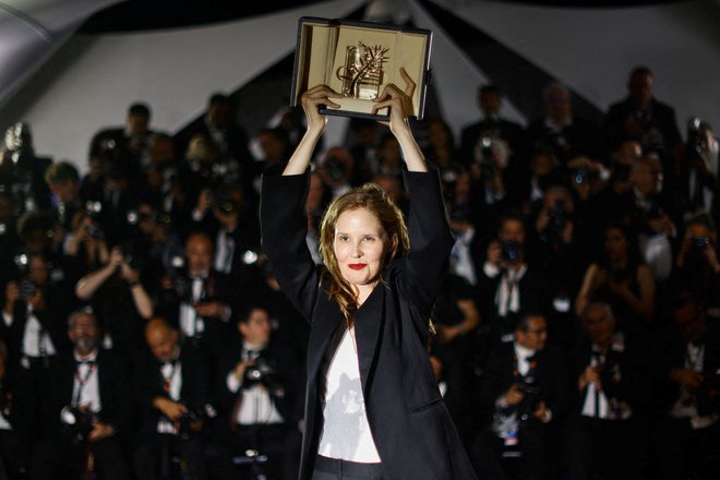 Justine Triet, ki je z Anatomijo padca slavila že na festivalu v Cannesu, je v Berlinu pobrala vsa najpomembnejša priznanja. FOTO: Sarah Meyssonnier/Reuters